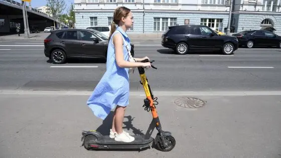 What should I pay attention to when riding an electric scooter in Moscow?